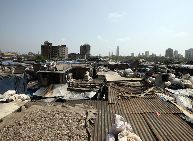 Lo slum di Dharavi, a Mumbai, uno dei più grandi al mondo. 
(A. Parsons/i-Images/Zumapress.com/Tips)